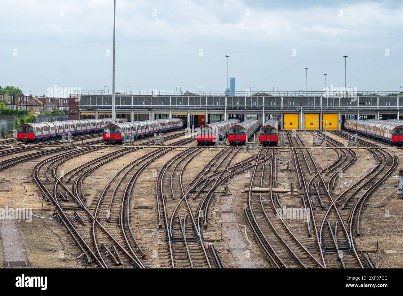 London, Großbritannien. 15. Juli 2024: Blick auf die Züge der Piccadilly Line im Northfields Depot Stockfoto