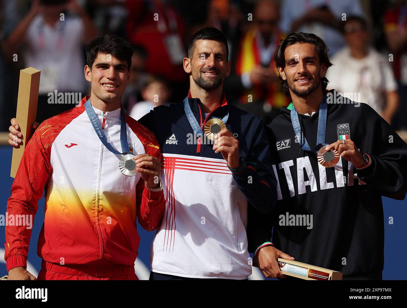 Paris, Frankreich. August 2024. Der Goldmedaillengewinner Novak Djokovic (C) aus Serbien, der Silbermedaillengewinner Carlos Alcaraz (L) aus Spanien und der Bronzemedaillengewinner Lorenzo Musetti aus Italien posieren für Fotos während der Siegerehrung der Tennisspiele der Männer bei den Olympischen Spielen 2024 in Paris, Frankreich, am 4. August 2024. Quelle: Gao Jing/Xinhua/Alamy Live News Stockfoto