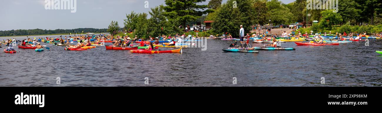 Wausau, Wisconsin, USA - 27. Juli 2024: Zehnter jährlicher Paddelbummel auf Lake Wausau, Panorama Stockfoto