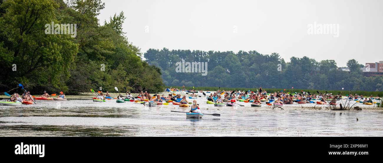 Wausau, Wisconsin, USA - 27. Juli 2024: Zehnter jährlicher Paddelbummel auf Lake Wausau, Panorama Stockfoto