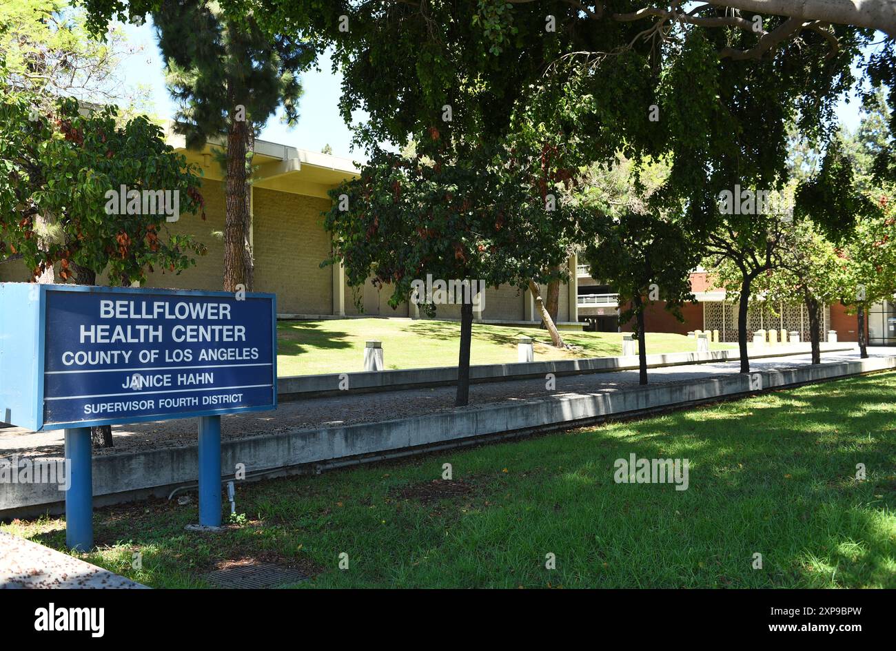 BELLFLOWER, KALIFORNIEN - 28. JULI 2024: Zeichen für die Bellflower Health Services im Civic Center. Stockfoto