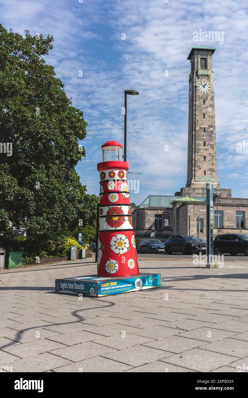 Light the South Art Trail 2024 - Kunstinstallation kleiner farbenfroher Leuchttürme in der Stadt Southampton, Hampshire, England, Großbritannien Stockfoto