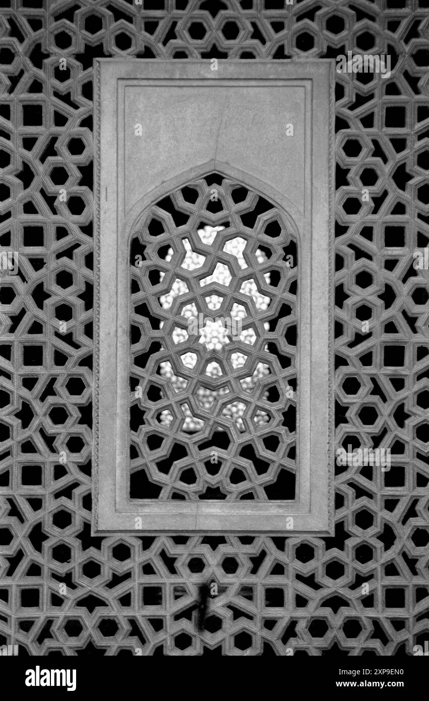 Ein aus Stein geschnitztes Fenster am Humayuns-Grab mit seiner Mogularchitektur wurde 1570 erbaut und befindet sich in Delhi, Indien Stockfoto