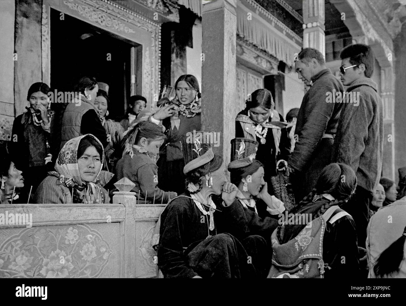 Die Cham-Tänze im tibetisch-buddhistischen Thiksey-Kloster bringen immer eine große Menschenmenge in Ladakh, Indien - 1988 Stockfoto