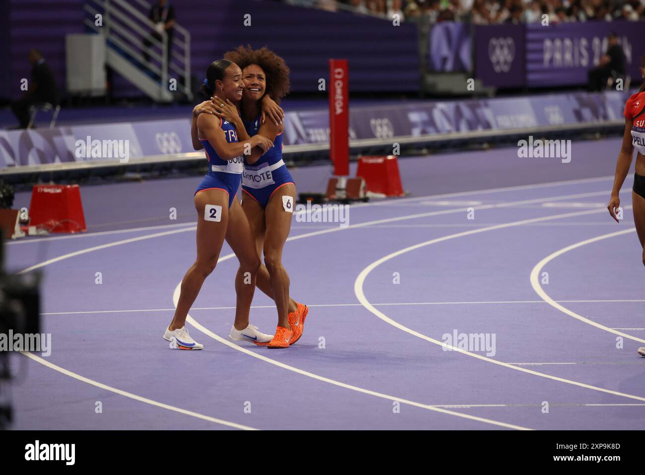 Paris, Frankreich. August 2024. Olympische Spiele in Paris: Leichtathlet Renaile Lamote feiert mit Teamkollege Anais Bourgoin, nachdem beide sich für das 800-Meter-Finale qualifiziert haben. Quelle: Adam Stoltman/Alamy Live News Stockfoto