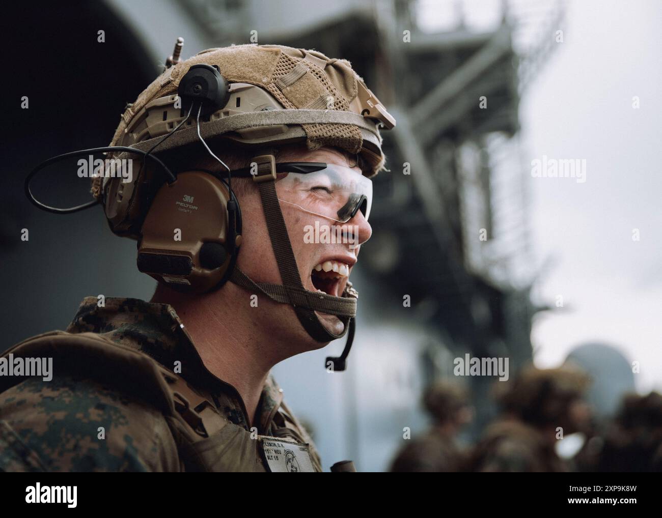 Daniel Olsen, ein Teamleiter der Bravo Company, Battalion Landing Team 1/5, 15th Marine Expeditionary Unit, und ein Einheimischer aus Maryland, ruft die Kommandos während eines Schießens an Bord des amphibischen Angriffsschiffs USS Boxer (LHD 4) im Pazifischen Ozean am 2. August 2024 auf. Boxer und eingestiegene Teile der 15. MEU führen Routineoperationen im Einsatzgebiet der 7. US-Flotte durch. Die 7th Fleet ist die größte nach vorne gerichtete nummerierte Flotte der US Navy und arbeitet routinemäßig mit Verbündeten und Partnern zusammen, um eine freie und offene Region im Indo-Pazifik zu erhalten. Stockfoto