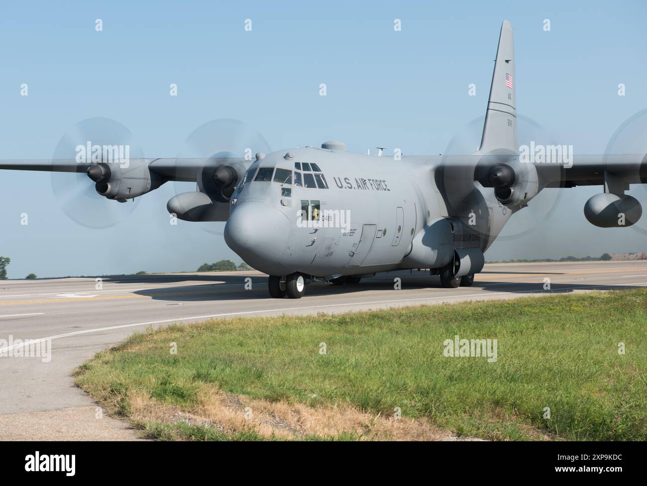 Ein Frachtflugzeug der 189. Luftbrücke C-130H führt eine 180-Grad-Wendung auf dem Arkansas Highway 63 durch, als Teil einer humanitären Ausbildungsmission in Verbindung mit der multinationalen Übungsoperation Emerald Warrior in Bono, Arkansas, 4. August 2024. Acht Piloten nahmen an der Trainingsübung Teil, um ihre Fähigkeiten für die Landung auf einer nicht traditionellen Landebahn zu verfeinern. (Foto der U.S. Air National Guard von Airman 1st Class Samuel Zang) Stockfoto