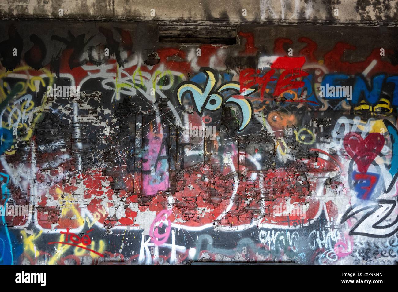 Die Ruinen von CFS Lac St. Denis, Québec, Kanada und seine Graffiti- und Bauschäden. Stockfoto