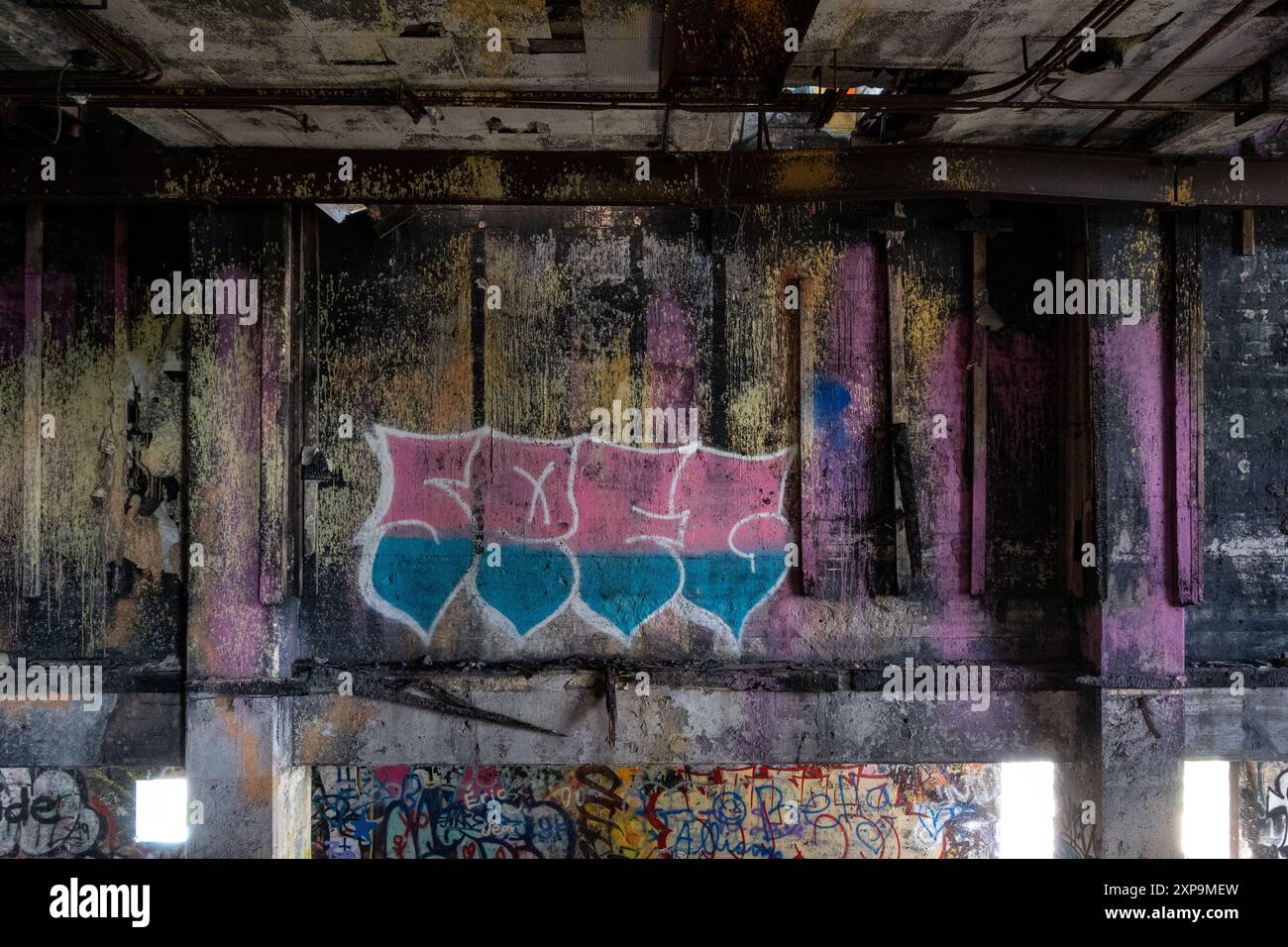 Die Ruinen von CFS Lac St. Denis, Québec, Kanada und seine Graffiti- und Bauschäden. Stockfoto