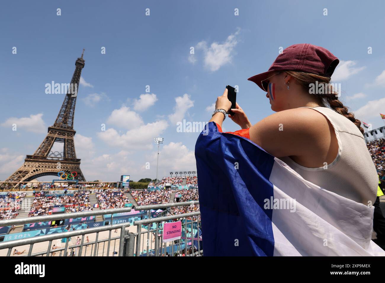 Paris, Frankreich. August 2024. Allgemeine Ansicht des Stadions Beachvolleyball : Vorspiel der Frauen während der Olympischen Spiele 2024 in Paris im Eiffelturm-Stadion in Paris. Quelle: AFLO SPORT/Alamy Live News Stockfoto