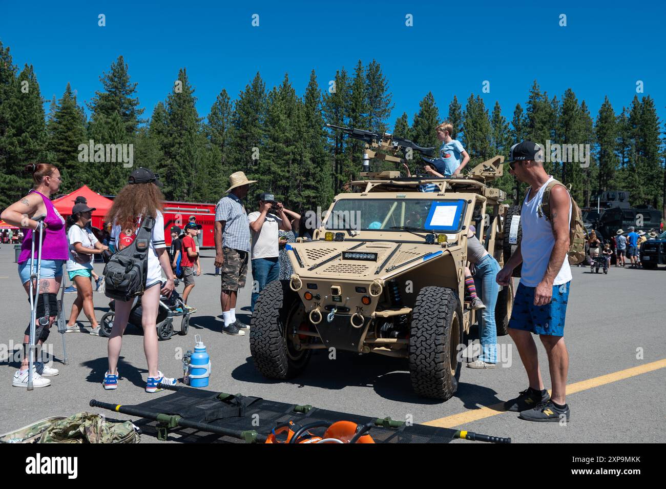 Die US-Luftwaffe, die dem 129th Rescue Wing, California Air National Guard zugeordnet sind, nehmen an einer öffentlichen statischen Ausstellung mit verschiedenen Flugzeugen und Fahrzeugen am South Lake Tahoe Airport, South Lake Tahoe, Kalifornien, am 3. Juli 2024 Teil. (Foto der US Air National Guard von Staff Sgt. Duane Ramos) Stockfoto