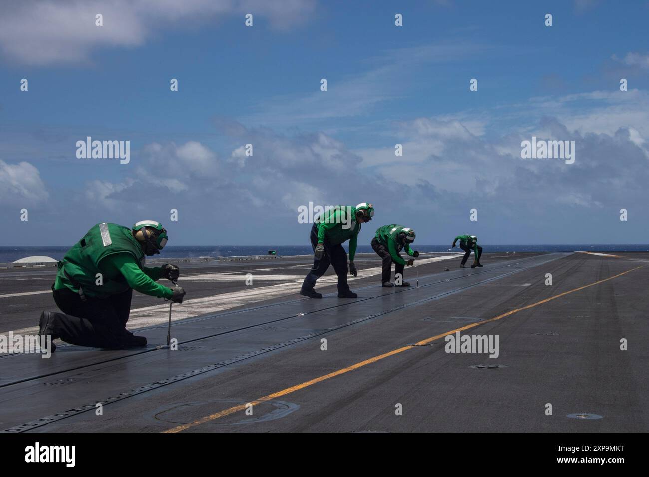 240724-N-IJ966-1175 PAZIFISCHER OZEAN (24. Juli 2024) Seeleute führen Katapulte auf dem Flugdeck des Flugzeugträgers USS Abraham Lincoln (CVN 72) durch. Abraham Lincoln, das Flaggschiff der Carrier Strike Group Three, führt im Einsatzgebiet der 3. US-Flotte Routineoperationen durch. Als integraler Bestandteil der U.S. Pacific Fleet betreibt die U.S. 3rd Fleet Marinestreitkräfte im Indo-Pazifik und bietet zudem realistische und relevante Schulungen an, die notwendig sind, um die zeitlosen Aufgaben unserer Navy in der Seestreitkontrolle und der Kraftprojektion einwandfrei auszuführen. Die 3. US-Flotte arbeitet in der Nähe Stockfoto