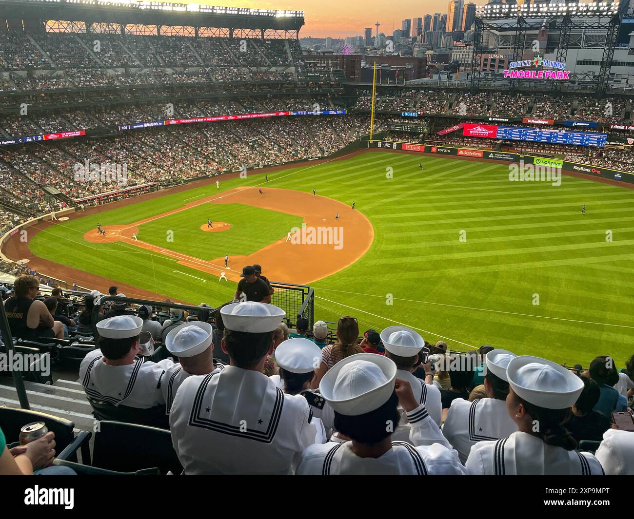 Seattle Seafair Fleet Week 3. August 2024 im T-Mobile Stadium in Seattle sehen Seattle Seafair Seailors ein Baseballspiel der Seattle Mariners. Die Seattle Fleet Week ist eine altehrwürdige Feier der Seeschifffahrt und bietet den Bürgern Washingtons Gelegenheit, Seeleute, Marines und Küstenwache zu treffen und die neuesten Fähigkeiten der heutigen Seeschifffahrtsdienste hautnah zu erleben. (Foto der U.S. Navy von Mass Communication Specialist 1st Class Jacob I. Allison) Stockfoto