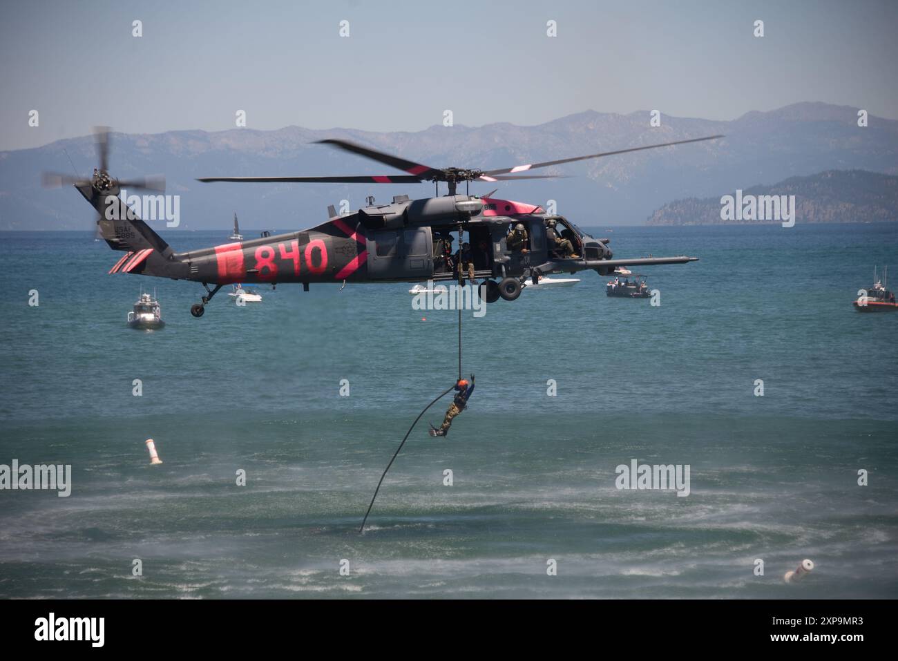 Die United States Air Force Airmen, die dem 129th Rescue Wing zugeordnet sind, führen eine Such- und Rettungsdemonstration (SAR) für Zuschauer während eines Unabhängigkeitstages in South Lake Tahoe, Kalifornien, am 4. Juli 2024 durch. (Foto der US Air National Guard von Staff Sgt. Duane Ramos) Stockfoto