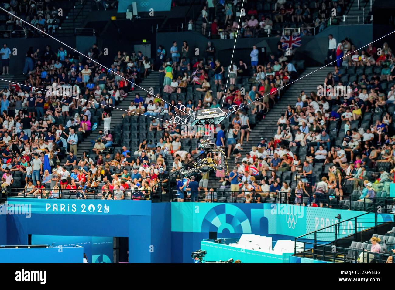 Paris, Frankreich - 2. August 2024: Die Spidercam wurde in der Bercy Arena für die Dreharbeiten eines Olympischen Wettkampfes während der Olympischen Sommerspiele 2024 in Paris suspendiert Stockfoto