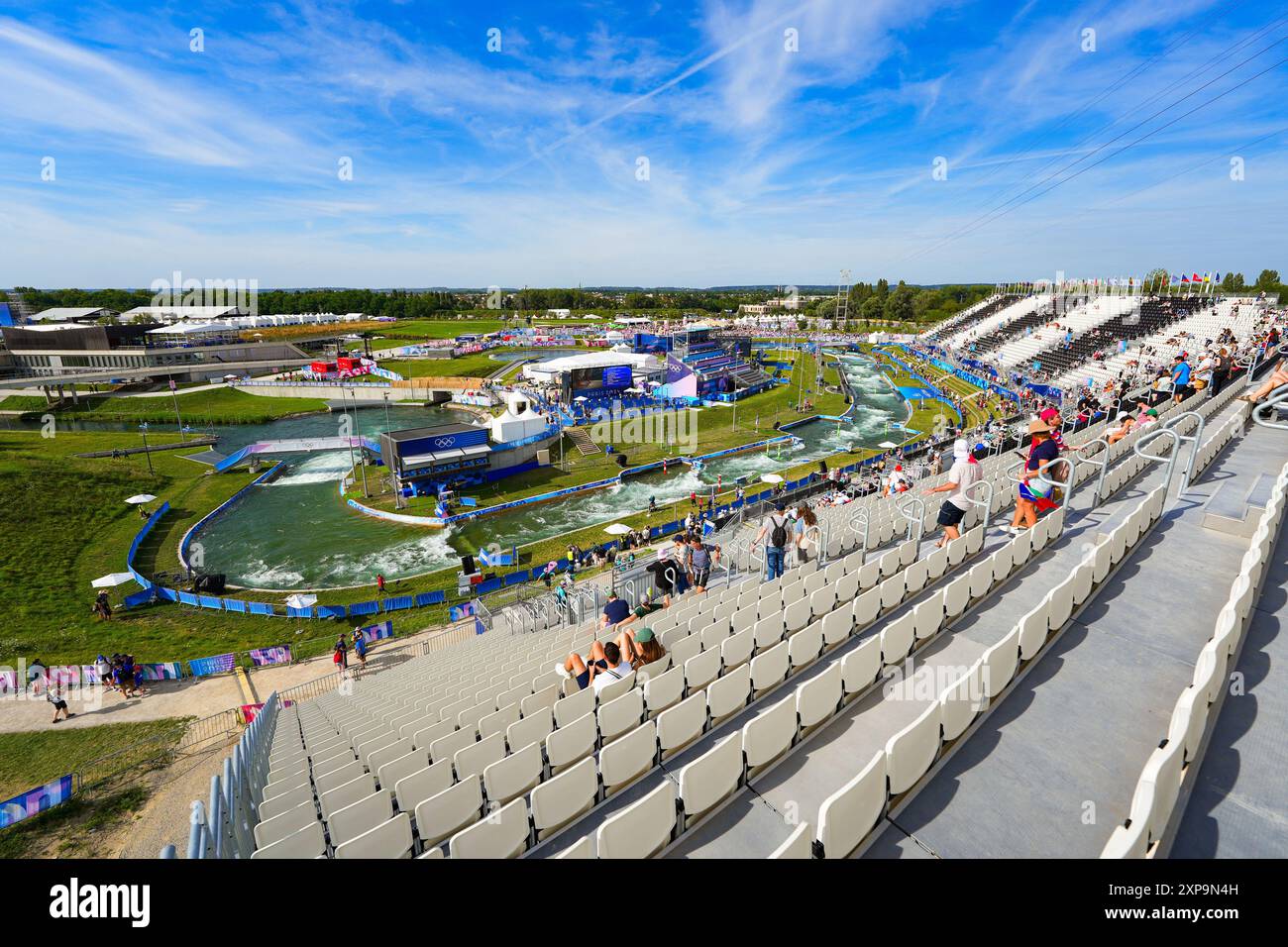 Vaires sur Marne, Frankreich - 4. August 2024 : künstlicher Wildwasserlauf des Nautikstadions von Vaires sur Marne während der Olympischen Sommerspiele 2024 in Paris Stockfoto