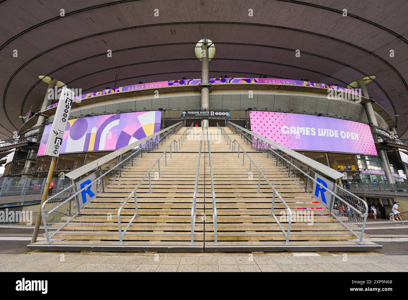 Saint Denis, Frankreich - 3. August 2024 - Treppe im Stade de France während der Olympischen Sommerspiele 2024 Stockfoto