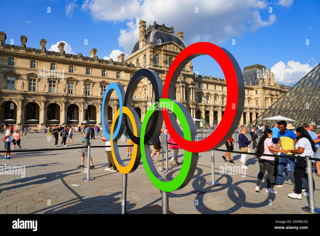 Paris, Frankreich - 2. August 2024 : Olympische Ringe vor der Glaspyramide des Louvre-Museums während der Olympischen Sommerspiele 2024 Stockfoto