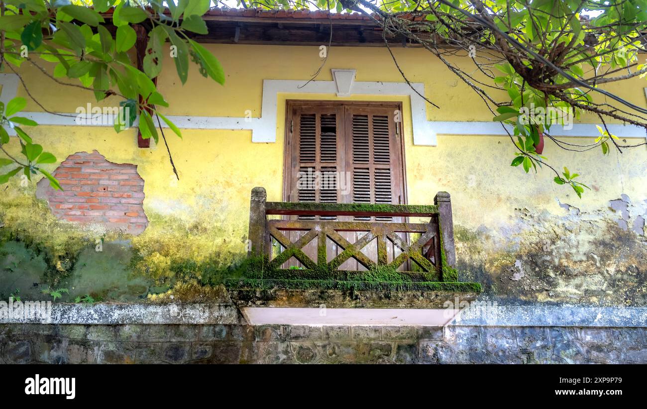 Der Balkon und die moosbedeckten Wände einer Villa auf dem Bach Ma Nationalpark in der Nähe von Hue, Vietnam, erbaut von den Franzosen Stockfoto