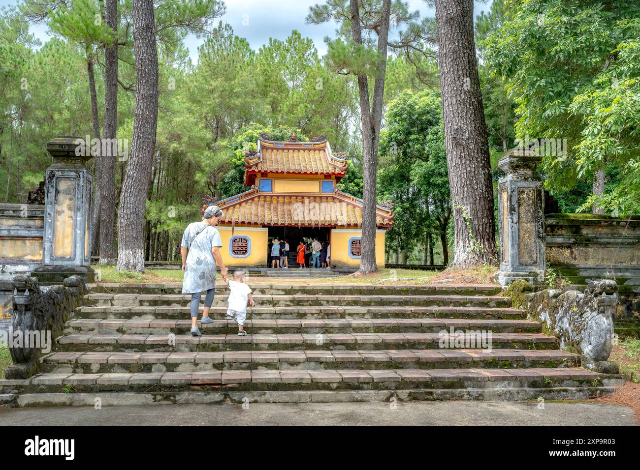 Grab von König Gia Long, Stadt Hue, Vietnam - 19. Juli 2024: Das Grab von König Gia Long (UNESCO-Weltkulturerbe) eine berühmte historische Stätte in Hue, Vietnam. Stockfoto