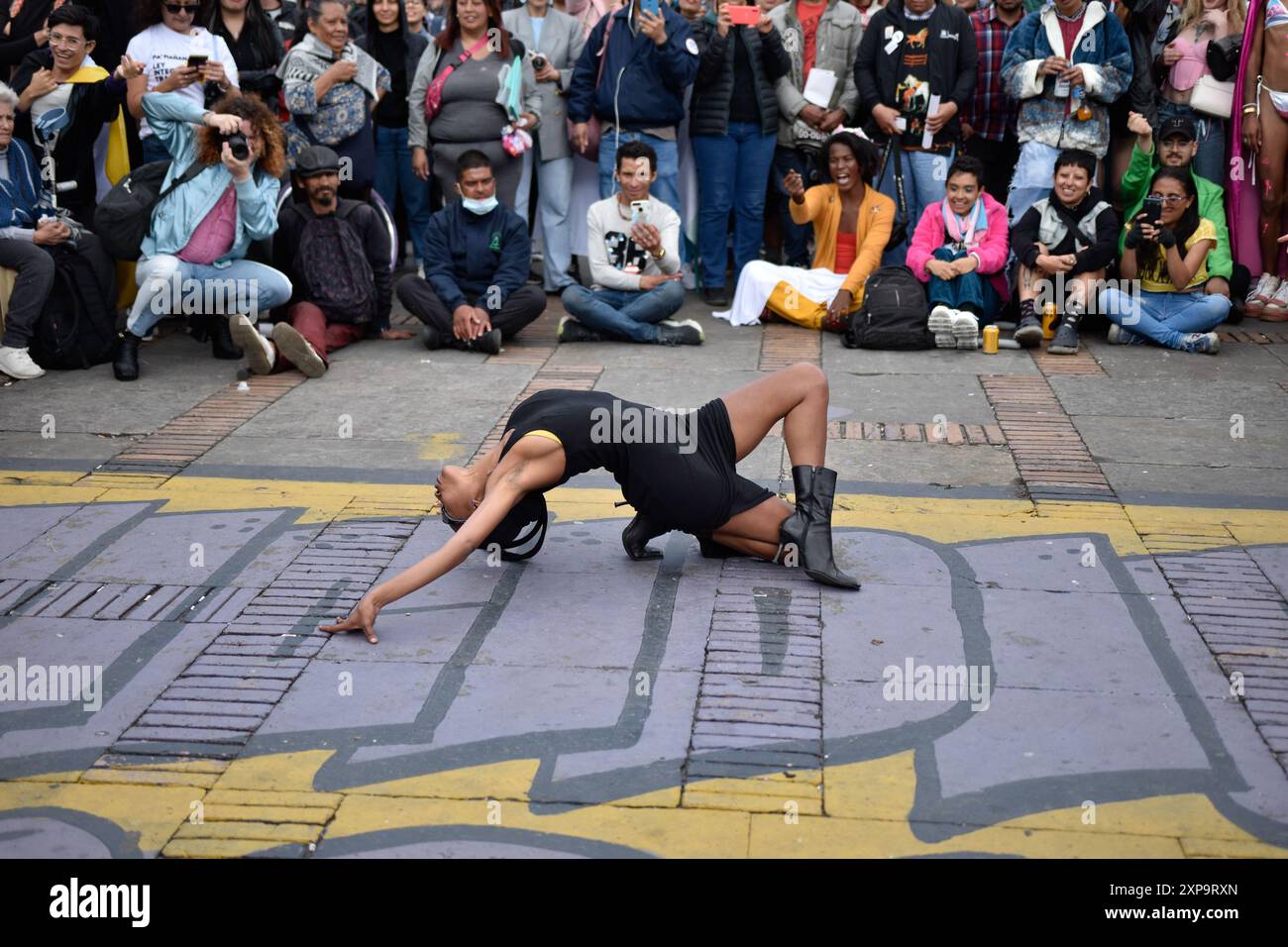 Mitglieder der Trans-Gemeinschaft demonstrieren, dass das integrale Trans-Gesetz im Kongress in Bogota, Kolumbien, am 22. Juli 2024 ausgefüllt wurde. Foto: Cristian Bayona/Long Visual Press Credit: Long Visual Press/Alamy Live News Stockfoto