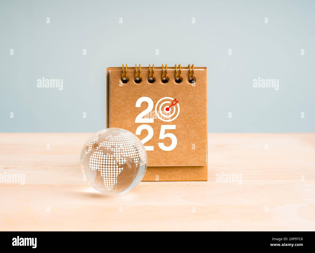 Frohes neues Jahr 2025 mit umweltfreundlichem Business- und Technologiekonzept. 2025 Kalendernummer mit Zielsymbol in der Nähe einer Erdkugel mit digitalem Kartensymbol o Stockfoto