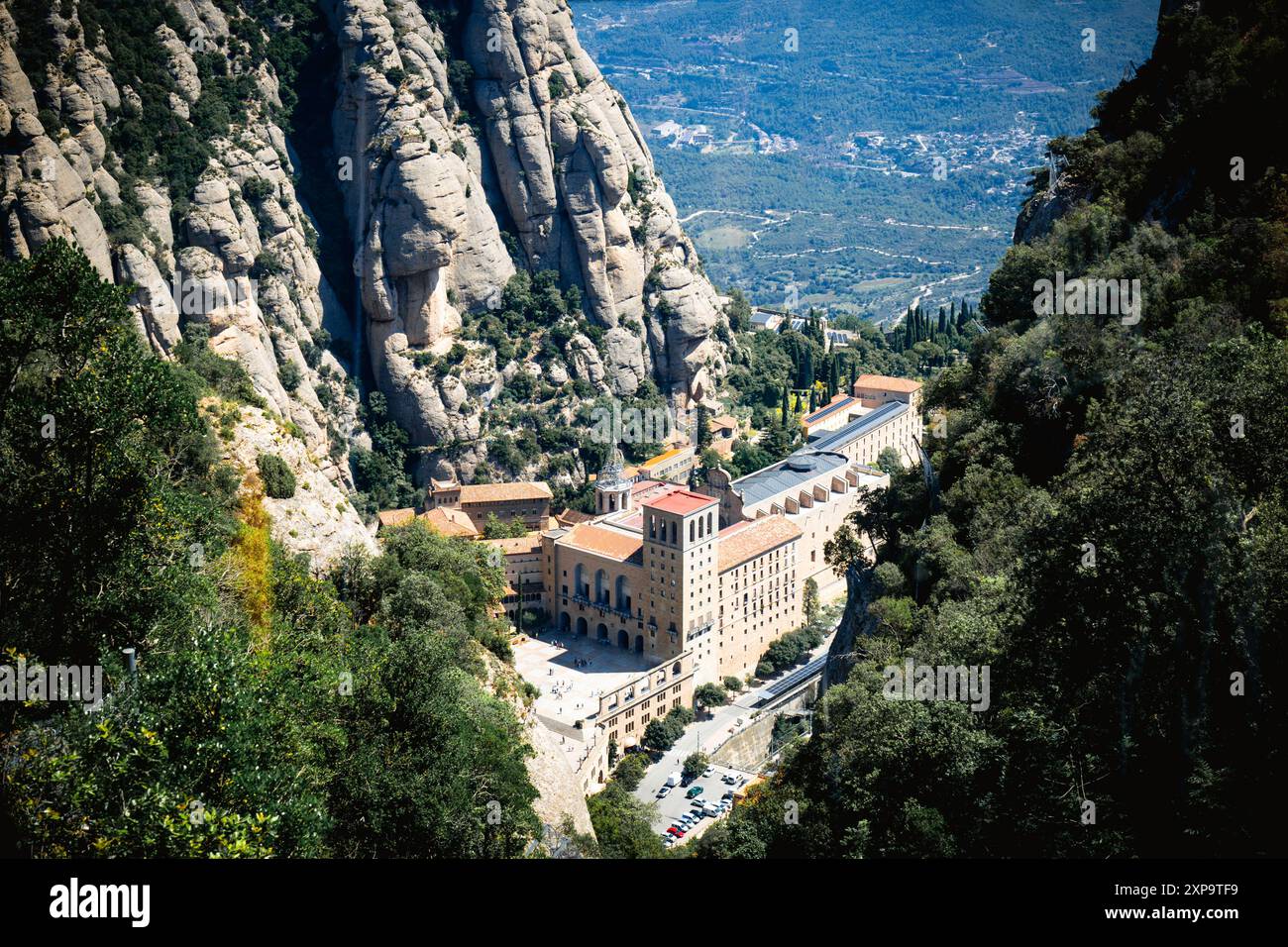 Felsformation des Montserrat-Gebirges in Katalonien, Spanien. Felsiger Hügel Stockfoto