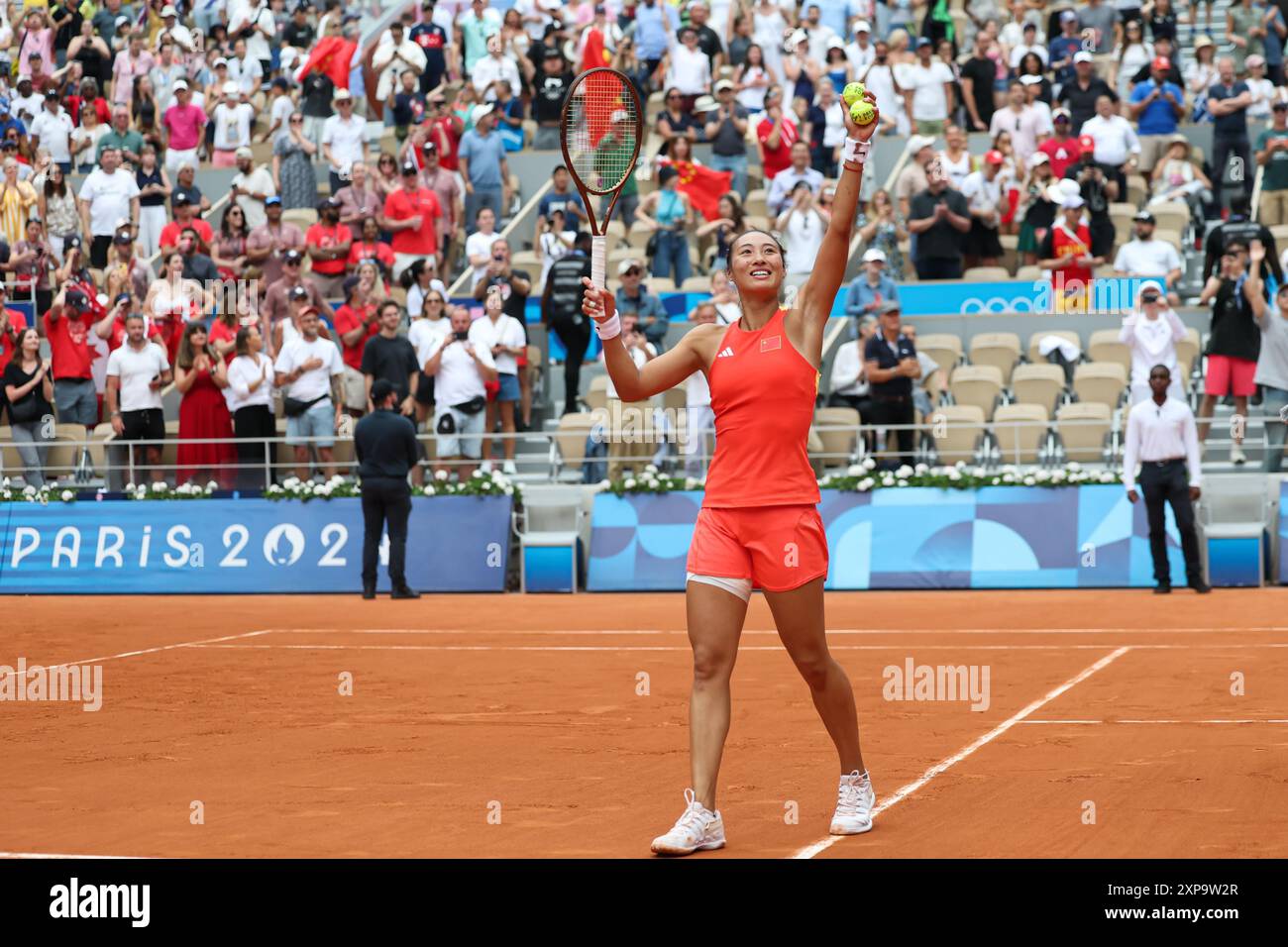 **CHINESISCHES FESTLAND, HONGKONG, MACAU UND TAIWAN OUT** der chinesische Tennisprofi Zheng Qinwen besiegte den kroatischen Tennisprofi Don Stockfoto