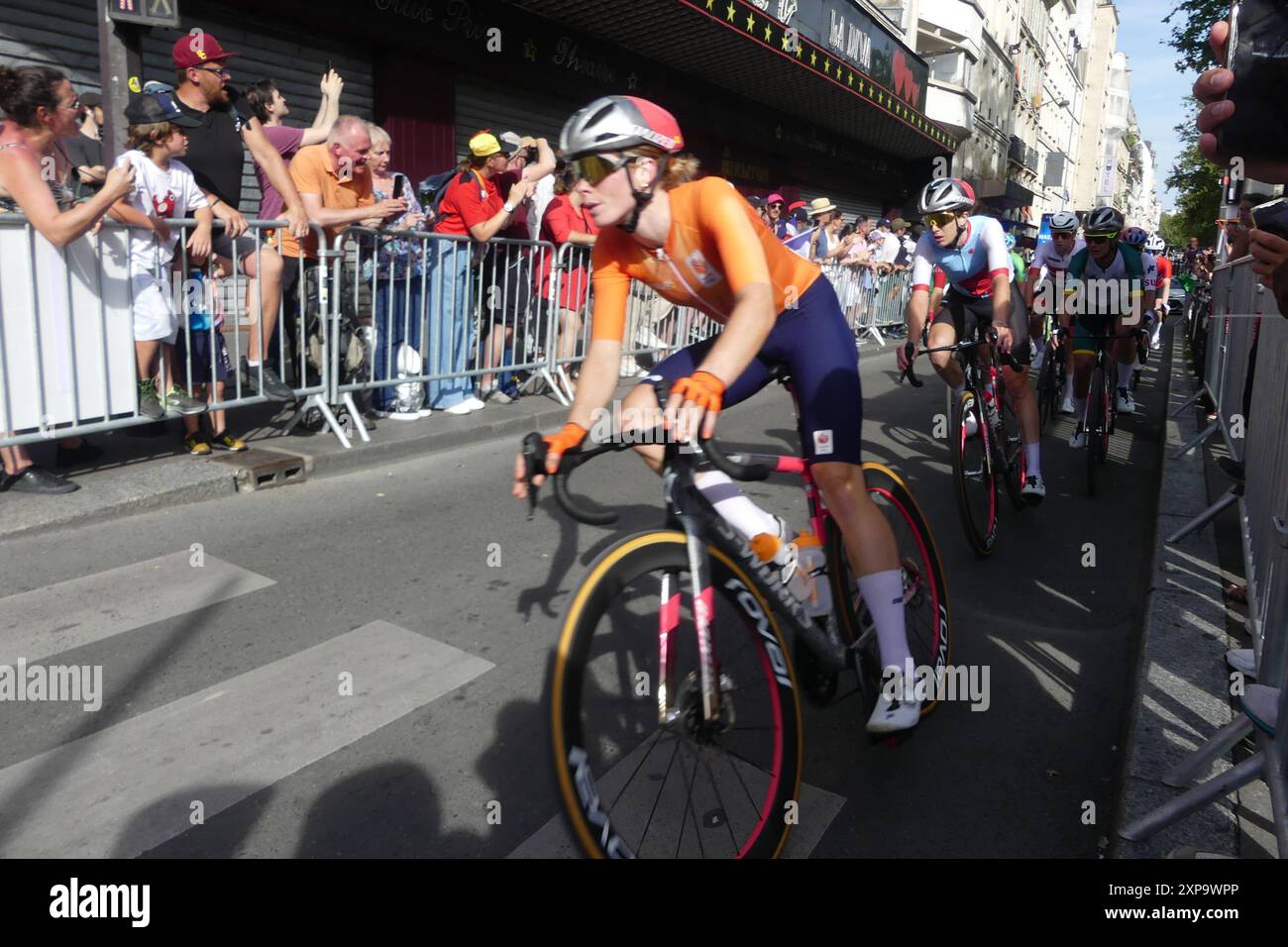 Tour Eiffel, Av. Gustav Eiffel, 75007 Paris, Frankreich, 4. August 2024. Mit einer Straßenparty von über einer halben Million Zuschauern am Straßenrand bejubelt Kristen Faulkner aus den USA die internationale Athletic Cycling Royalty, indem er unter der Tour Eiffel die Ziellinie durchquert, um beim Women’s Cycling Road Race bei den Olympischen Spielen 2024 in Paris mit der Goldmedaille durchzuziehen. Quelle: ©Julia Mineeva/EGBN TV News/Alamy Live News Stockfoto