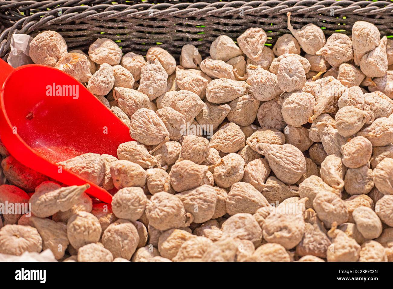 Getrocknete weiße Feigen in loser Schüttung in einem Behälter in einem Supermarkt Stockfoto