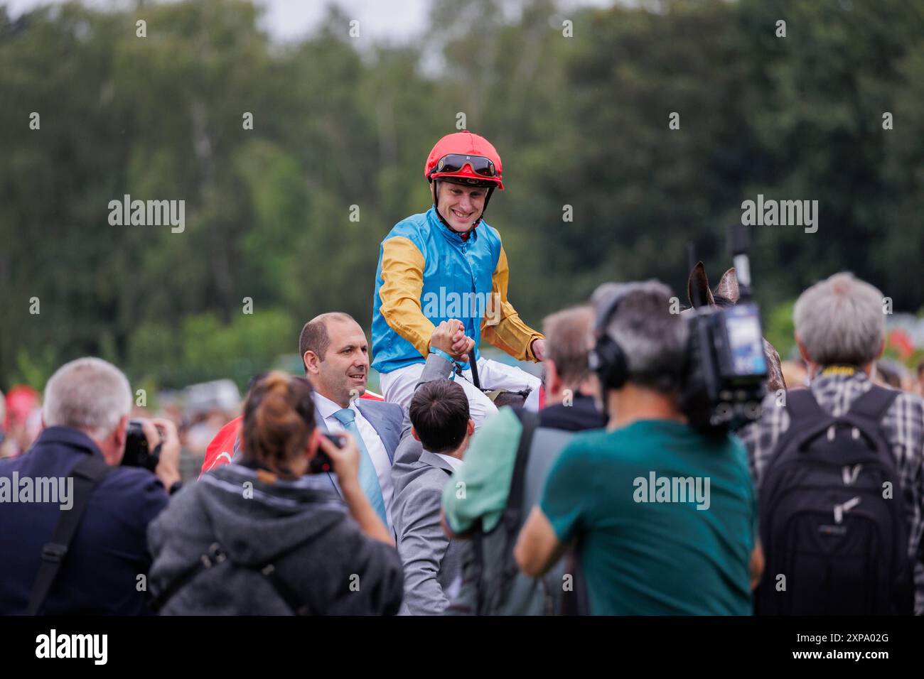 04.08.2024. Düsseldorf. 166. Henkel-Preis der Diana Deutsche Eiche auf der Düsseldorfer Galopp-Rennbahn Grafenberg. Jockey Martin Seidl auf Stute Erle vom Gestüt Röttgen bescherte Trainer Maxim Pecheur den ersten Diana-Triumph. Düsseldorf Grafenberg Nordrhein-Westfalen Deutschland *** 04 08 2024 Düsseldorf 166 Henkel-Preis der Diana - Deutsche Eiche auf der Düsseldorfs Grafenberg Rennbahn Jockey Martin Seidl auf der Stute Erle vom Gestüt Röttgen gab Trainer Maxim Pecheur seinen ersten Diana-Triumph Düsseldorf Grafenberg Nordrhein-Westfalen Deutschland Stockfoto