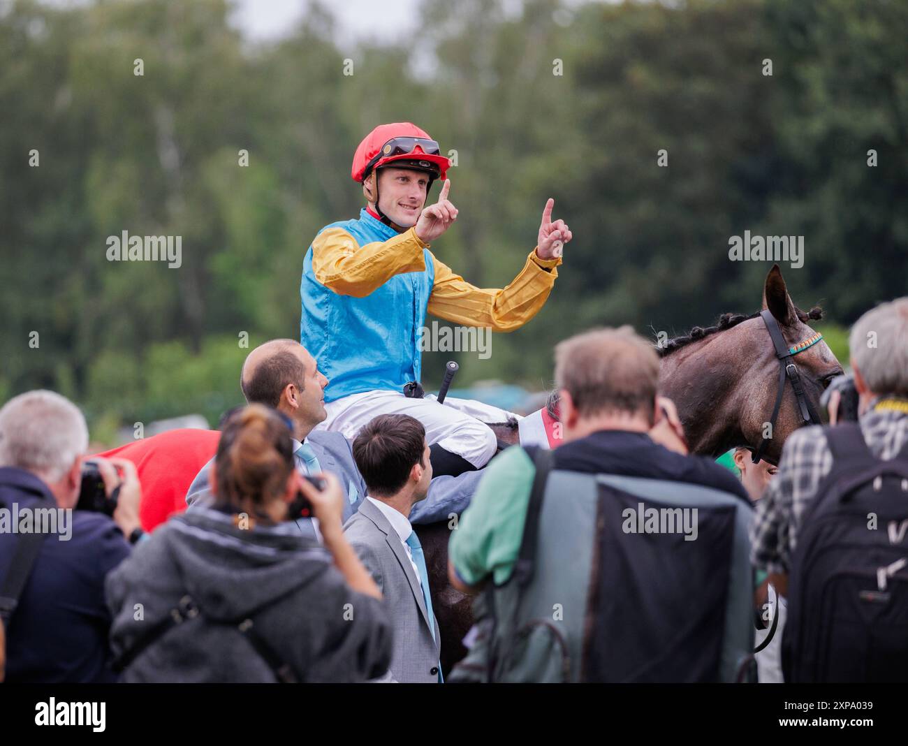 04.08.2024. Düsseldorf. 166. Henkel-Preis der Diana Deutsche Eiche auf der Düsseldorfer Galopp-Rennbahn Grafenberg. Jockey Martin Seidl auf Stute Erle vom Gestüt Röttgen bescherte Trainer Maxim Pecheur den ersten Diana-Triumph. Düsseldorf Grafenberg Nordrhein-Westfalen Deutschland *** 04 08 2024 Düsseldorf 166 Henkel-Preis der Diana - Deutsche Eiche auf der Düsseldorfs Grafenberg Rennbahn Jockey Martin Seidl auf der Stute Erle vom Gestüt Röttgen gab Trainer Maxim Pecheur seinen ersten Diana-Triumph Düsseldorf Grafenberg Nordrhein-Westfalen Deutschland Stockfoto