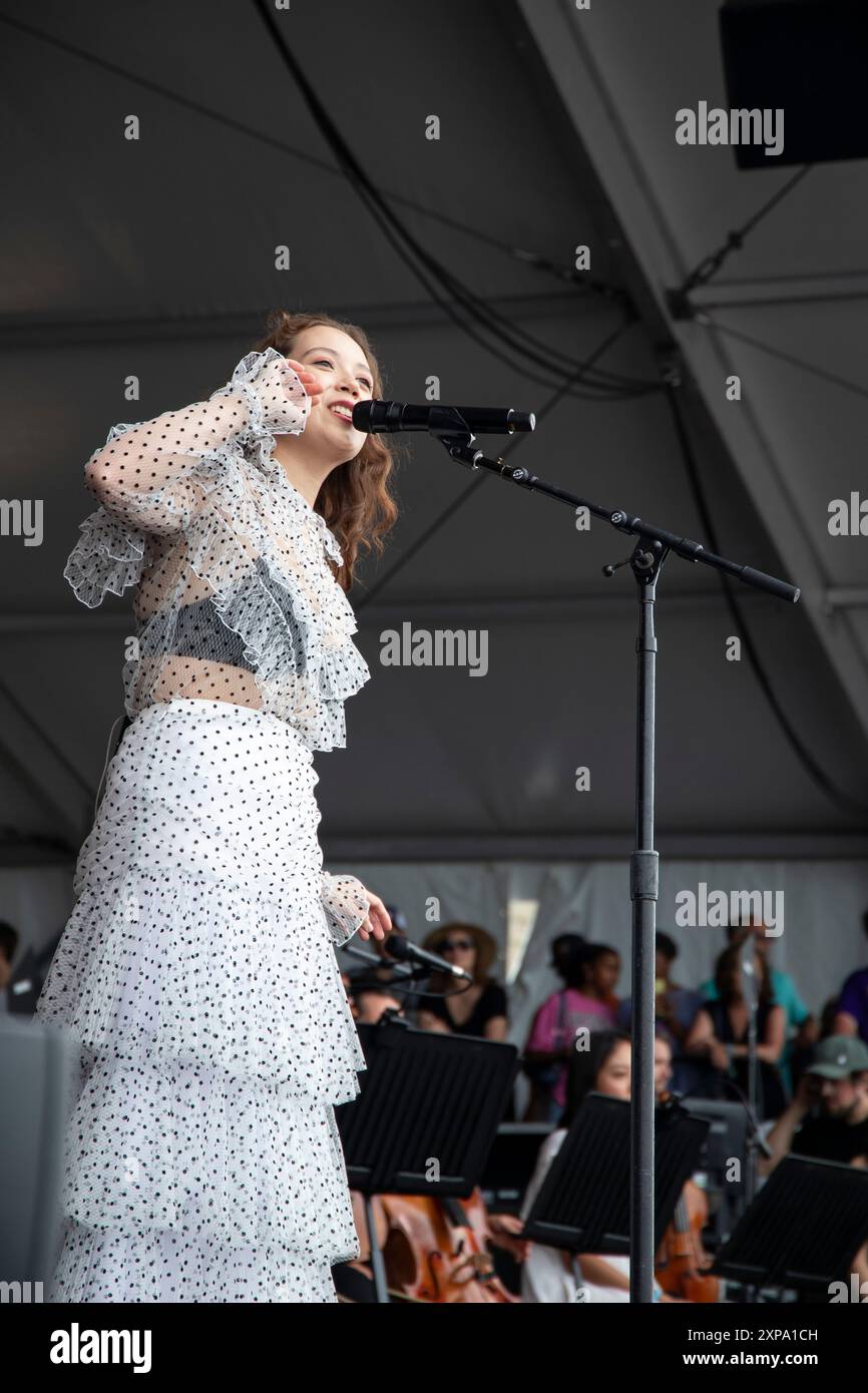 Newport, RI. August 2024. Laufey perfoems beim Newport Jazz Festival, auf der Fort Bühne im Fort Adams Park. @ Veronica Bruno / Alamy Live News Stockfoto