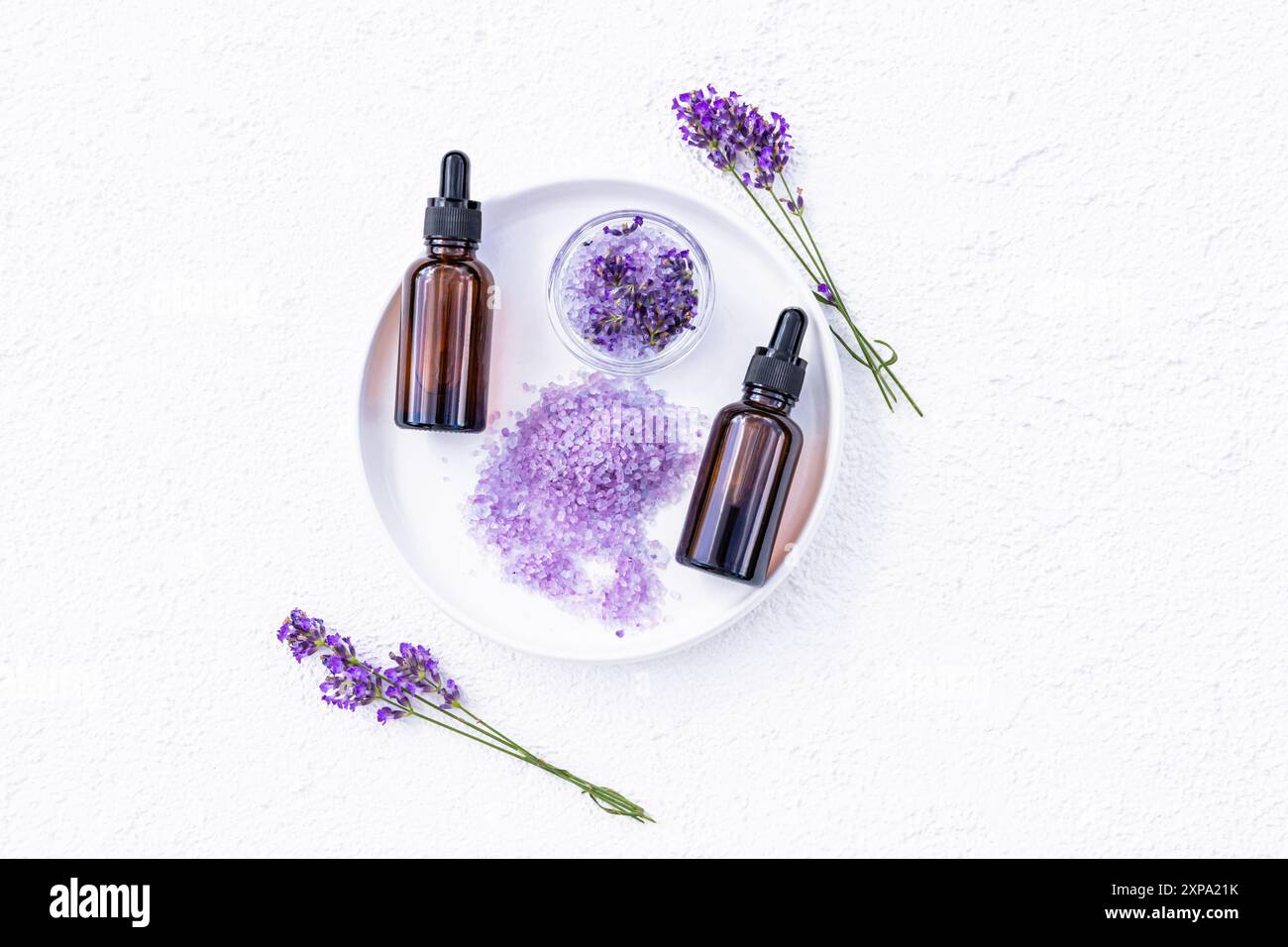 Kosmetische Mittel auf Basis von Lavendelblütenöl zur Selbstpflege. Spa-Behandlungen, Aromatherapie, Massage, Bio-Naturkosmetik. Draufsicht Stockfoto