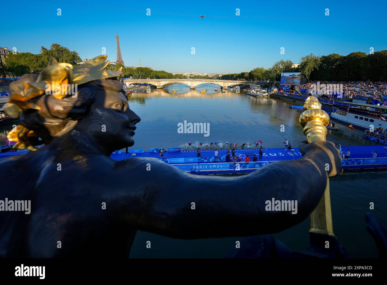 Athletes dive into the water for the start of the mixed relay triathlon at the 2024 Summer Olympics, Monday, Aug. 5, 2024, in Paris, France. (AP Photo/Dar Yasin) Stockfoto