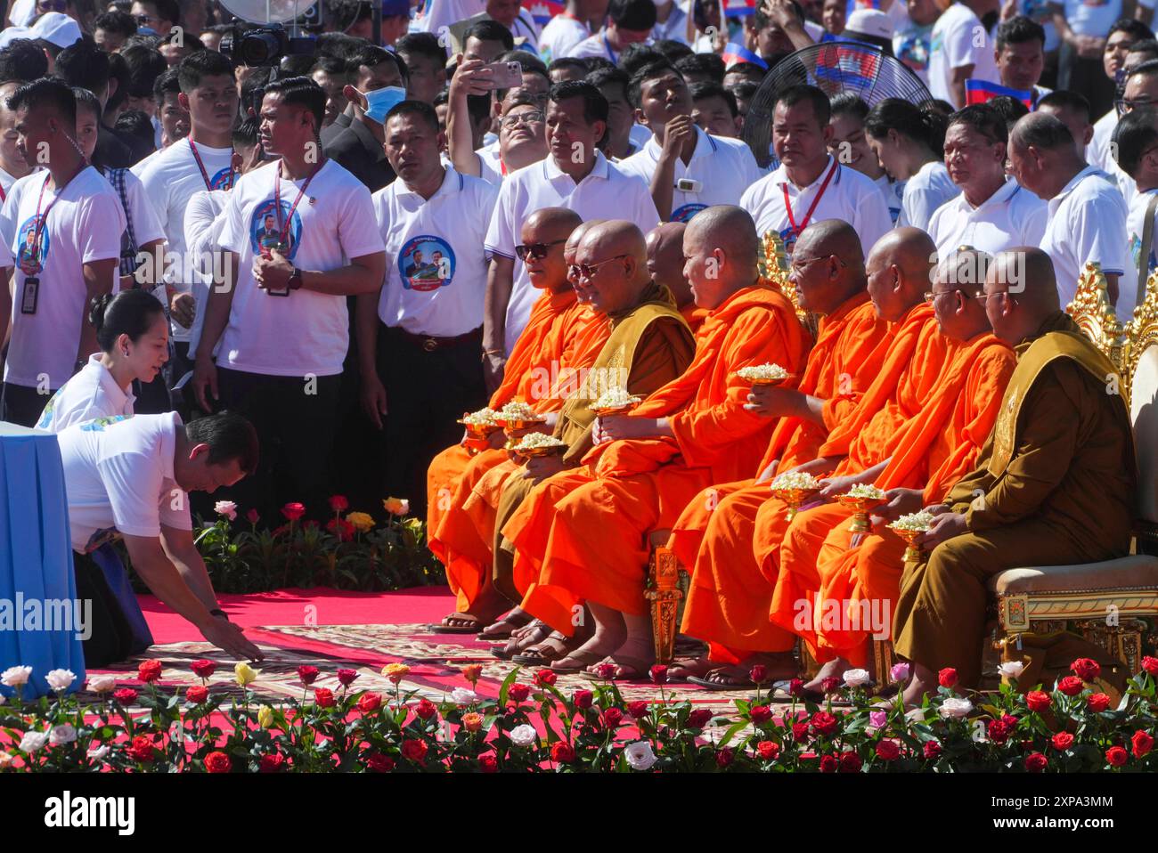 Cambodian Prime Minister Hun Manet and his wife Pich Chanmony, front left, receive blessings from Buddhist monks during a groundbreaking ceremony of China-funded Funan Techo canal that will connect the country’s capital Phnom Penh with Kep province on the country's south coast, Prek Takeo village, Kendal province, Cambodia, Monday, Aug. 5, 2024. (AP Photo/Heng Sinith) Stockfoto