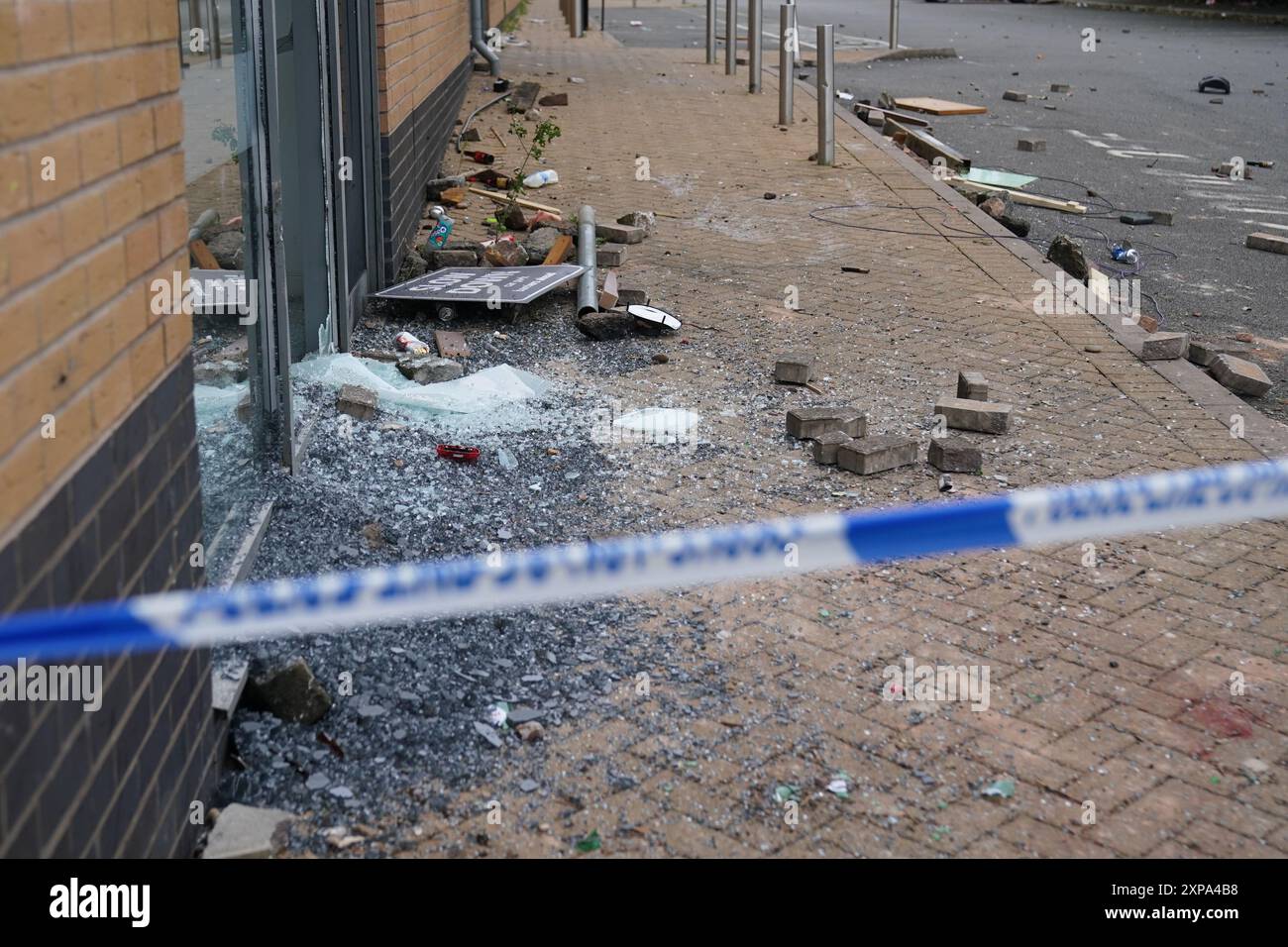 Schaden im Holiday Inn Express in Tamworth, Staffordshire, nachdem ein Mob es am Sonntag angegriffen hatte, was die Polizei als "gewalttätige Verbrechertätigkeiten" bezeichnete. Eine große Gruppe von Individuen wurde in der Gegend von Staffordshire gesehen, wobei Menschen beim Werfen von Geschossen, beim Einschlagen von Fenstern, beim Anlegen von Bränden und beim Angreifen auf die Polizei gesehen wurden. Bilddatum: Montag, 5. August 2024. Stockfoto