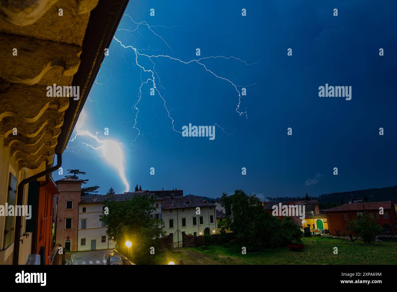 Extrem heller Blitz während eines Gewitters in der Nähe des Gardasees, Italien Stockfoto