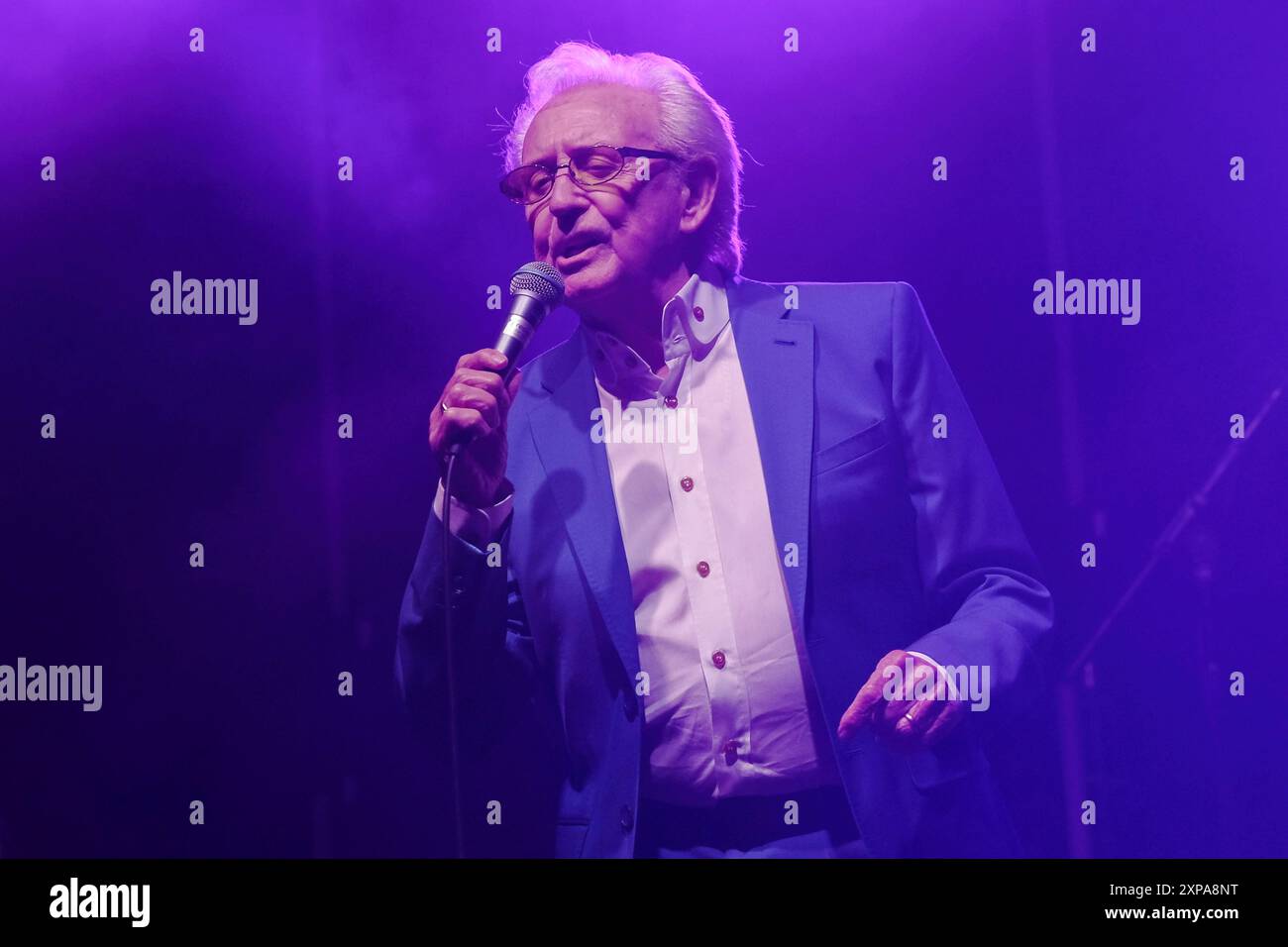 Wickham, Großbritannien. August 2024. Englischer Musiker und Sänger. Anthony Fitzgerald, bekannt als Tony Christie, trat live auf der Bühne des Wickham Festivals auf. Er ist bekannt für seine Aufnahmen von „Is This the Way to“ (ist dies der Weg zu) Amarillo). Quelle: SOPA Images Limited/Alamy Live News Stockfoto