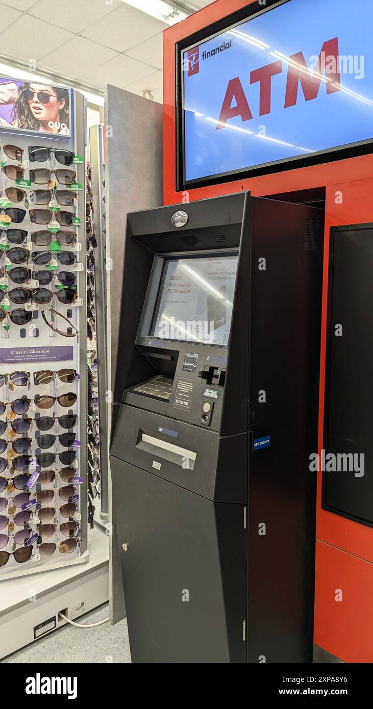Geldautomat neben dem Sonnenbrillenständer im Drogenmarkt des Shoppers. Stockfoto
