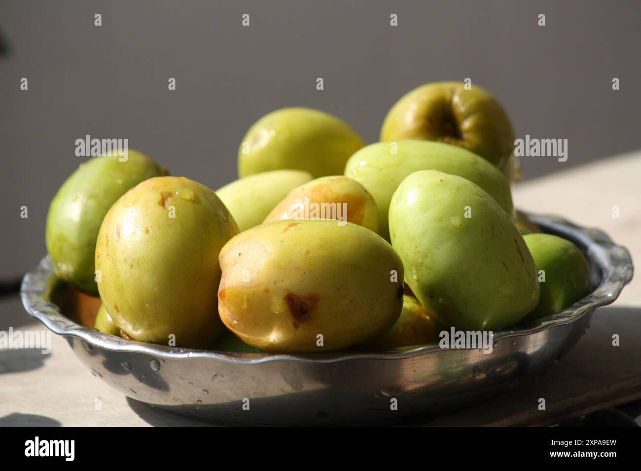 Indische Jujube oder BER (Ziziphus mauritiana) in einer Schüssel : (Bild Sanjiv Shukla) Stockfoto