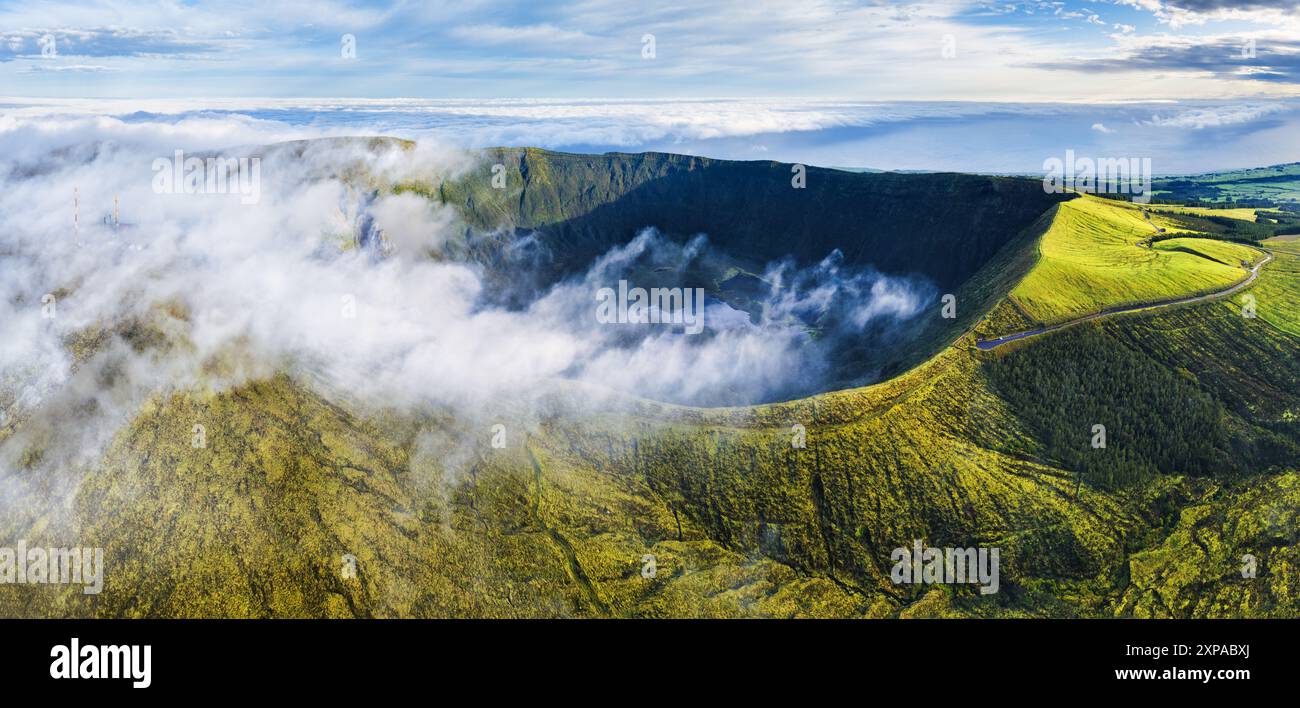 Panorama der Drohne grünen Sonnenaufgangslandschaft des Vulkans Gordo Caldera auf der Insel Faial - Azoren, Portugal Stockfoto