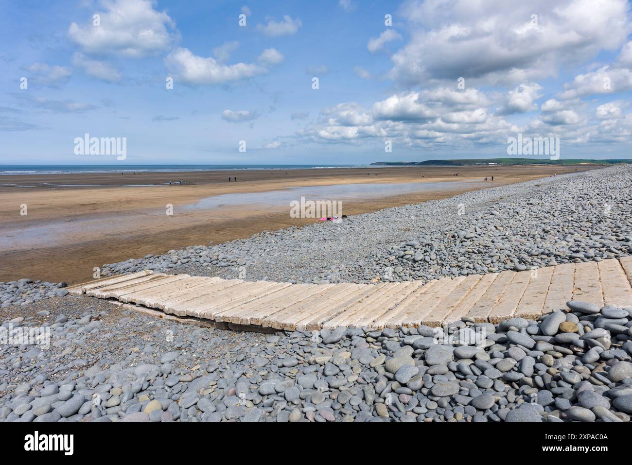 Der Betonweg über den Kieselgrat bei westwärts Ho! Strand an der North Devon Coast National Landscape, England. Stockfoto