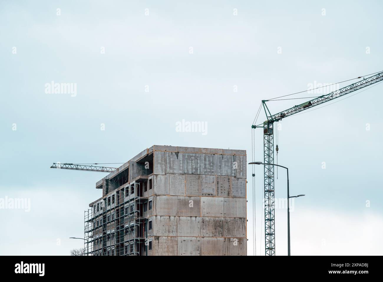 Vorgefertigte Wohnbaustelle mit altem Kran, selektiver Fokus Stockfoto