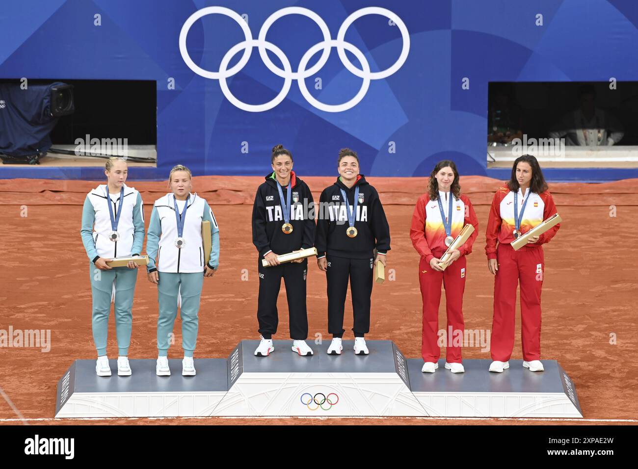 Mirra Andreeva und Diana Shnaider (AIN) Silbermedaille, Sara Errani und Jasmine Paolini (ITA) Goldmedaille, Cristina Bucsa und Sara Sorribes Tormo (ESP) Bronzemedaille, Tennis, Damendoppel während der Olympischen Spiele Paris 2024 am 4. August 2024 im Stadion Roland-Garros in Paris, Frankreich - Foto Michael Baucher / Panorama / DPPI Media Stockfoto