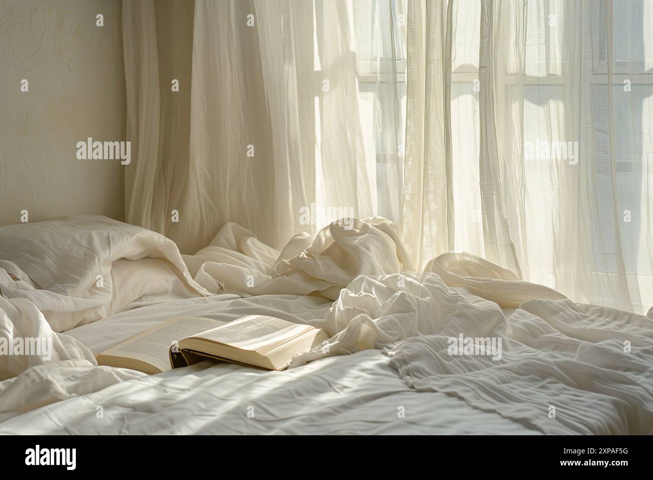 Modernes Bett mit neutraler Bettwäsche und offenem Buch, minimalistisches Schlafzimmer, entspannend und optisch ansprechend, schonend für die Augen. Stockfoto