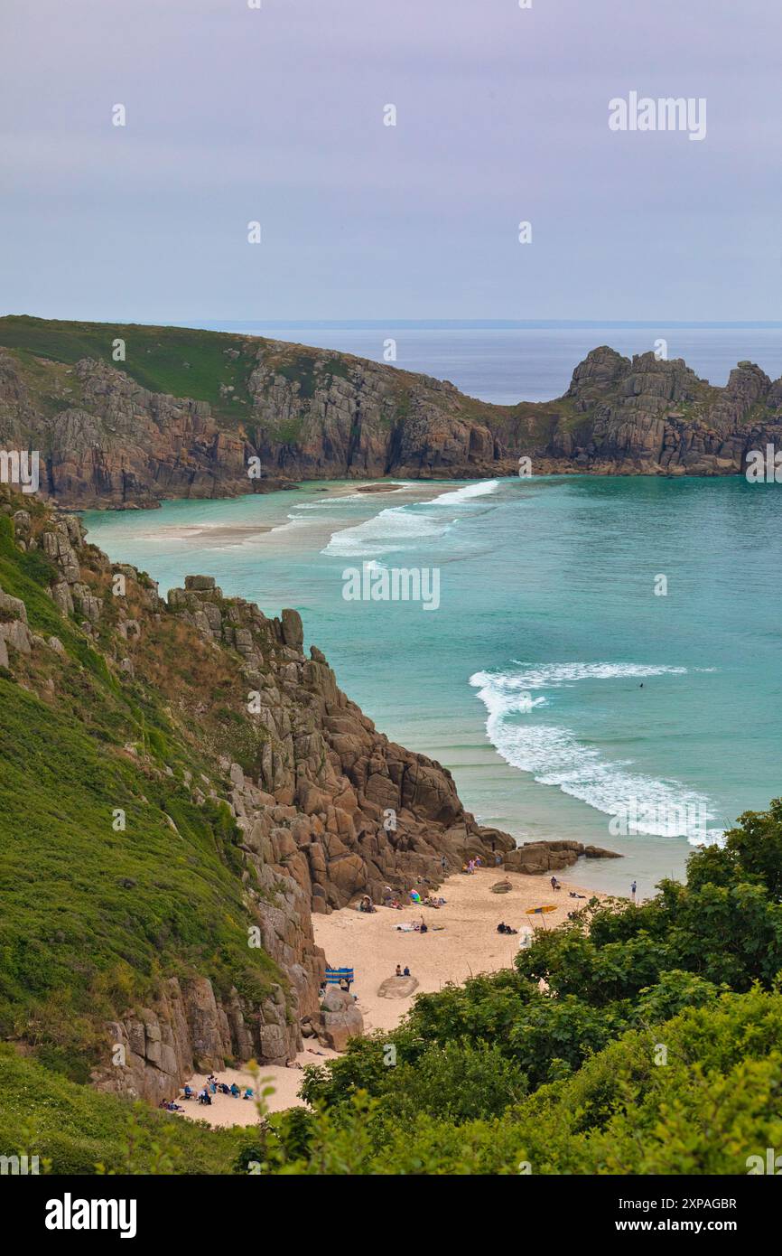 Panorama des atemberaubenden Porthcurno Beach und des Atlantiks, Cornwall, England Stockfoto