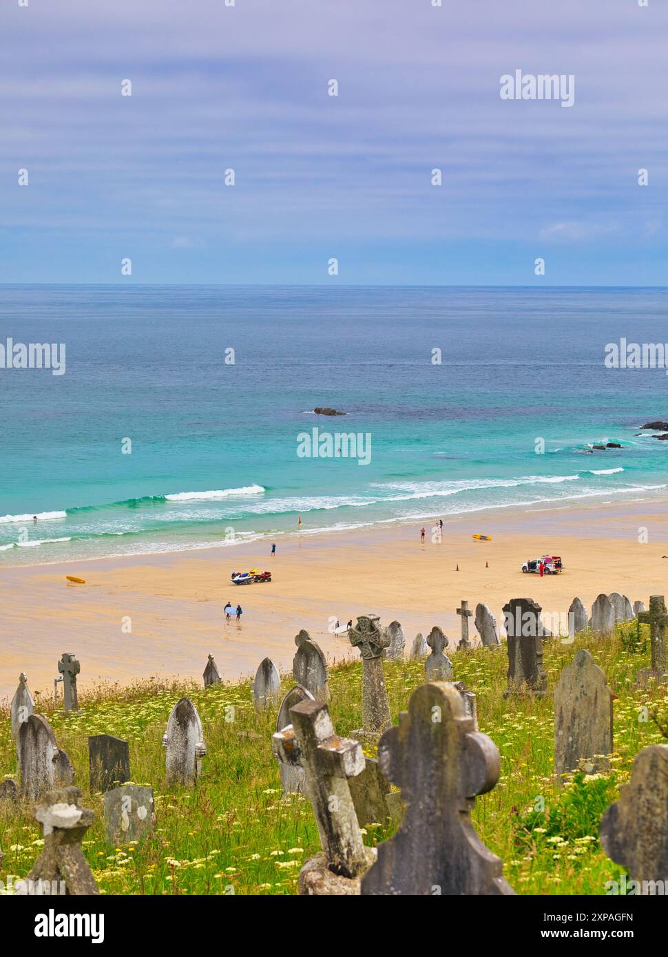 Blick vom Barnoon Cemetery hoch über Porthmeor Beach und dem Atlantischen Ozean, St Ives, Cornwall, Großbritannien Stockfoto