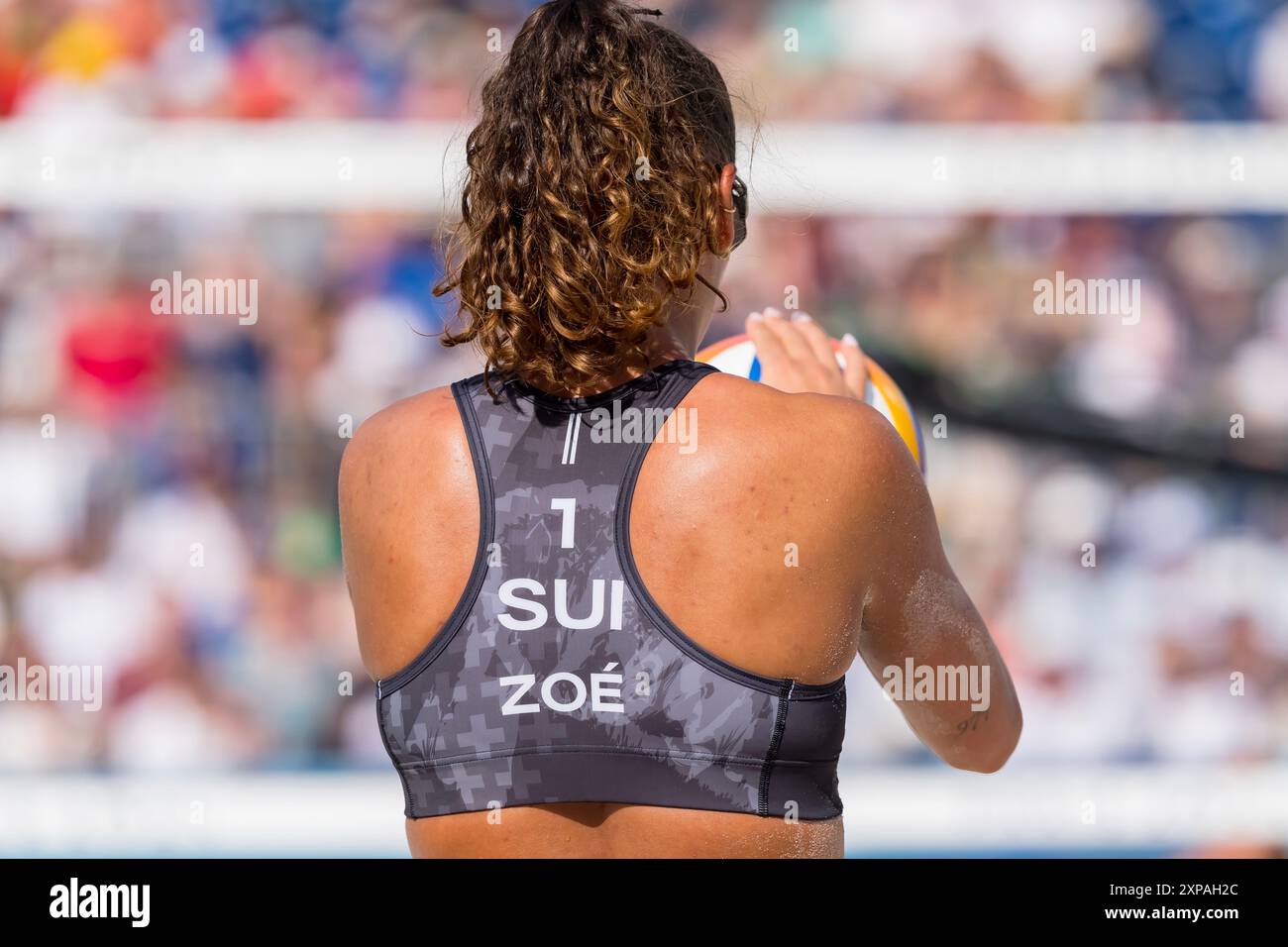 Paris, Ile de France, Frankreich. Juli 2024. Die Schweizerin TANJA HUEBERLI (SUI) (1) ist während ihrer Vorphase - Pool D Frauen-Beachvolleyball-Match gegen Lettland (LAT) im Stadion Stade Tour Eiffel während der Olympischen Sommerspiele 2024 in Paris, Frankreich. (Kreditbild: © Walter Arce/ZUMA Press Wire) NUR REDAKTIONELLE VERWENDUNG! Nicht für kommerzielle ZWECKE! Stockfoto