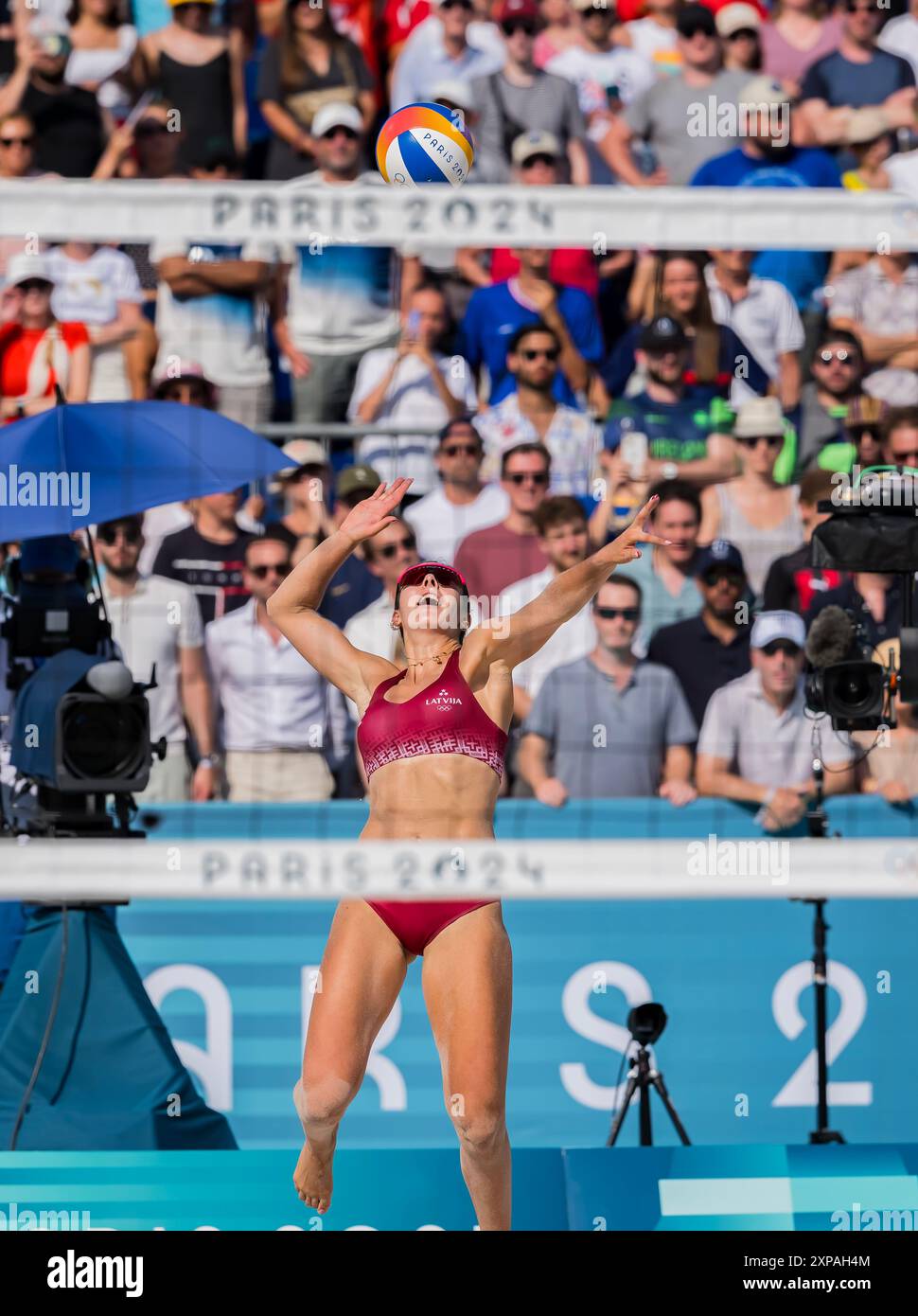 29. Juli 2024, Paris, Ile de France, Frankreich: Latviaâ-Verteidigerin ANASTASIJA SAMOILOVA (LAT) (2) tritt während ihrer Vorphase - Pool D Frauen-Beachvolleyball-Spiel im Stadion Stade Tour Eiffel bei den Olympischen Sommerspielen 2024 in Paris, Frankreich, gegen die Schweiz an. Schweiz (Kreditbild: © Walter Arce/ZUMA Press Wire) NUR REDAKTIONELLE VERWENDUNG! Nicht für kommerzielle ZWECKE! Stockfoto